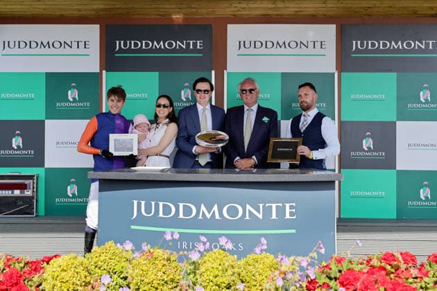 REPRO FREE *PRESS RELEASE NO REPRODUCTION FEE* EDITORIAL USE ONLY Curragh Racing Juddmonte Irish Oaks Weekend, Curragh Racecourse, Kildare 18 7 2026 Juddmonte Irish Oaks Dylan Browne and the winning connections are presented with the trophy Dylan Browne and the winning connections are presented with the trophy 18 7 2026  Copyright: xLaszloxGeczox LG_18-07-2026_031279