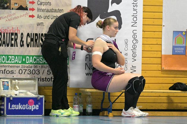 Morgane Lambert (TusSies Metzingen, Physio) behandelt Neuzugang der TusSies Metzingen Charlotte Kaehr TusSies Metzingen, 56) vom Ligakonkurrent BSV Saschen Zwickau TusSies Metzingen vs. Union Neckarsulm , Handball, Vorbereitung, Testspiel, Saison 2026 2027, 18.07.2026 TusSies Metzingen vs. Sport-Union Neckarsulm , Handball, Vorbereitung, Testspiel, Saison 2026 2027, 18.07.2026 Voehringen *** Morgane Lambert, TusSies Metzingen; physical therapist treats TusSies Metzingen s new signing Charlotte Kaehr, TusSies Metzingen; No. 56 from league rival BSV Saschen Zwickau; TusSies Metzingen vs. Sport Union Neckarsulm, handball, preseason, exhibition game, 2026–2027 season, July 18, 2026 TusSies Metzingen vs. Sport Union Neckarsulm, handball, preseason, exhibition game, 2026–2027 season, July 18, 2026 Voehringen Copyright: xEibner-Pressefotox EP_TBR