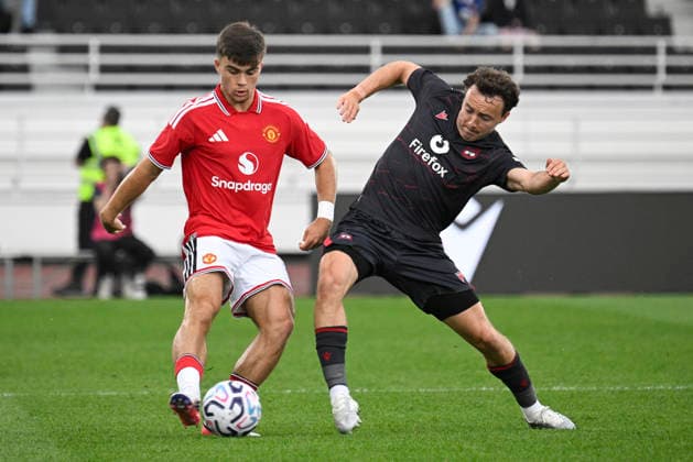 LKS 20260718 Manchester United, ManU s Harry Amass (L) and Wrexham s Oliver (Ollie) Rathbone during football opening pre-season friendly match between Manchester United and Wrexham AFC at Helsinki Olympic Stadium in Helsinki, Finland on July 18, 2026. - MARKKU ULANDER Helsinki Finland 7LKtHS4VedQ  Copyright: xMarkkuxUlanderx 7LKtHS4VedQ