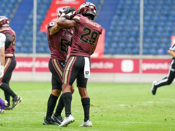 29 Patrick Burke Jr. (Defensive Back) Rhein Fire und 55 Luis Fiedler (Linebacker) Rhein Fire celebration. Rhein Fire vs Vienna Vikings, American Football, American Football League Europe, Week 9, 2026, 18.07.2026, Duisburg Schauinsland-Reisen-Arena Germany Copyright: xFootxBowl ChristopherxMettkenx