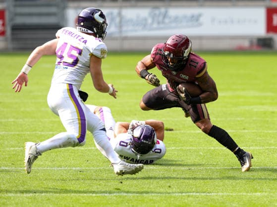 Sport Bilder des Tages 0 Noel Swancar (Linebacker) Vienna Vikings miss tackle from 11 Jonathan Scott (Halfback) Rhein Fire Rhein Fire vs Vienna Vikings, American Football, American Football League Europe, Week 9, 2026, 18.07.2026, Duisburg Schauinsland-Reisen-Arena Germany Copyright: xFootxBowl ChristopherxMettkenx