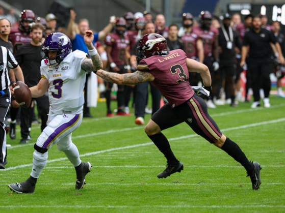 3 Ben Holmes (Quarterback) Vienna Vikings run with the ball. Rhein Fire vs Vienna Vikings, American Football, American Football League Europe, Week 9, 2026, 18.07.2026, Duisburg Schauinsland-Reisen-Arena Germany Copyright: xFootxBowl ChristopherxMettkenx