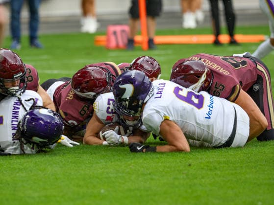 6 Kaylon Geiger (Wide Receiver) Rhein Fire 85 Tim Sauerland (Tight End) Rhein Fire for a safety 23 Benjamin Straight (Strong Safety Punter) Vienna Vikings Rhein Fire vs Vienna Vikings, American Football, American Football League Europe, Week 9, 2026, 18.07.2026, Duisburg Schauinsland-Reisen-Arena Germany Copyright: xFootxBowl ChristopherxMettkenx