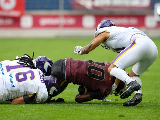 10 Harlan Kwofie (Wide Receiver) Rhein Fire catch the ball for a first down. Rhein Fire vs Vienna Vikings, American Football, American Football League Europe, Week 9, 2026, 18.07.2026, Duisburg Schauinsland-Reisen-Arena Germany Copyright: xFootxBowl ChristopherxMettkenx