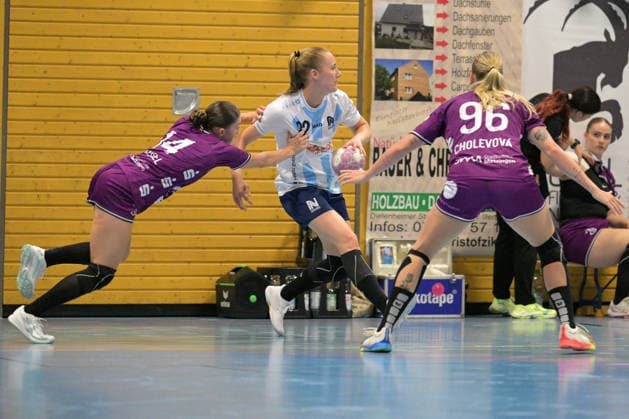 Meret Ossenkopp Union Neckarsulm, 22) gegen Neuzugang der TusSies Metzingen Klara Schlipf (TusSies Metzingen, 14) und Charlotte Cholevova (TusSies Metzingen, 96) TusSies Metzingen vs. Sport-Union Neckarsulm , Handball, Vorbereitung, Testspiel, Saison 2026 2027, 18.07.2026 TusSies Metzingen vs. Sport-Union Neckarsulm , Handball, Vorbereitung, Testspiel, Saison 2026 2027, 18.07.2026 Voehringen *** Meret Ossenkopp of Sport Union Neckarsulm, 22, against Klara Schlipf, a new addition to the TusSies Metzingen, 14, and Charlotte Cholevova of the TusSies Metzingen, 96 TusSies Metzingen vs. Sport Union Neckarsulm, handball, preseason, exhibition match, 2026–2027 season, July 18, 2026, TusSies Metzingen vs. Sport Union Neckarsulm, handball, preseason, exhibition game, 2026–2027 season, July 18, 2026, Voehringen Copyright: xEibner-Pressefotox EP_TBR