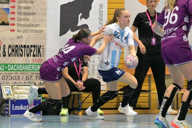 Meret Ossenkopp Union Neckarsulm, 22) am mit Ball gegen Klara Schlipf (TusSies Metzingen, 14) TusSies Metzingen vs. Sport-Union Neckarsulm , Handball, Vorbereitung, Testspiel, Saison 2026 2027, 18.07.2026 TusSies Metzingen vs. Sport-Union Neckarsulm , Handball, Vorbereitung, Testspiel, Saison 2026 2027, 18.07.2026 Voehringen *** Meret Ossenkopp (Sport Union Neckarsulm), 22, with the ball against Klara Schlipf (TusSies Metzingen), 14; TusSies Metzingen vs. Sport Union Neckarsulm, handball, preseason, exhibition game, 2026–2027 season, July 18, 2026, TusSies Metzingen vs. Sport Union Neckarsulm, handball, preseason, exhibition match, 2026–2027 season, July 18, 2026, Voehringen Copyright: xEibner-Pressefotox EP_TBR