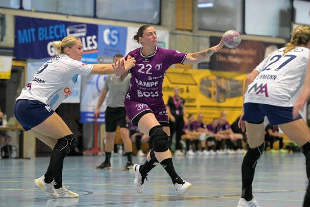 Gabriela Clausson Bitolo (TusSies Metzingen, 22) am mit Ball gegen Kim Hinkelmann Union Neckarsulm, 05) TusSies Metzingen vs. Sport-Union Neckarsulm , Handball, Vorbereitung, Testspiel, Saison 2026 2027, 18.07.2026 TusSies Metzingen vs. Sport-Union Neckarsulm , Handball, Vorbereitung, Testspiel, Saison 2026 2027, 18.07.2026 Voehringen *** Gabriela Clausson Bitolo of TusSies Metzingen, 22, with the ball against Kim Hinkelmann of Sport Union Neckarsulm, 05 TusSies Metzingen vs. Sport Union Neckarsulm, Handball, Preseason, Friendly, 2026–2027 Season, July 18, 2026, TusSies Metzingen vs. Sport Union Neckarsulm, Handball, Preseason, Friendly, 2026–2027 Season, July 18, 2026, Voehringen Copyright: xEibner-Pressefotox EP_TBR