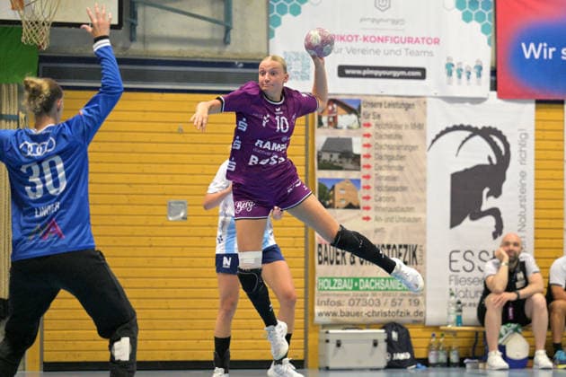 Sport Bilder des Tages Maraike Kusian (TusSies Metzingen, 10) beim Wurf Tor gegen Annie Linder Union Neckarsulm, 30) im Tor TusSies Metzingen vs. Sport-Union Neckarsulm , Handball, Vorbereitung, Testspiel, Saison 2026 2027, 18.07.2026 TusSies Metzingen vs. Sport-Union Neckarsulm , Handball, Vorbereitung, Testspiel, Saison 2026 2027, 18.07.2026 Voehringen *** Maraike Kusian (TusSies Metzingen), No. 10 (shooter) vs. Annie Linder (Sport Union Neckarsulm), No. 30 (goalkeeper) – TusSies Metzingen vs. Sport Union Neckarsulm, Handball, Preseason, Friendly, 2026–2027 Season, July 18, 2026, TusSies Metzingen vs. Sport Union Neckarsulm, handball, preseason, exhibition match, 2026–2027 season, July 18, 2026, Voehringen Copyright: xEibner-Pressefotox EP_TBR