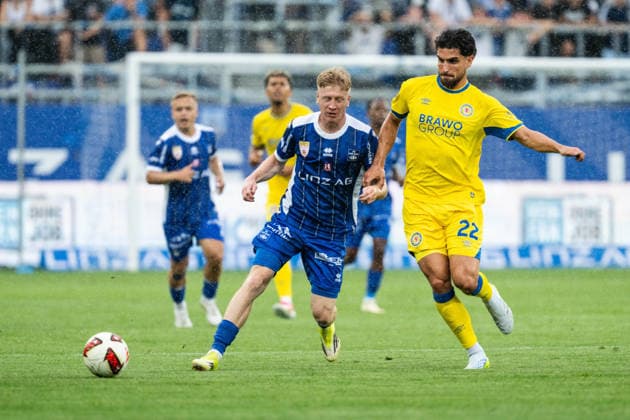 SOCCER - Linz vs Braunschweig, test match LINZ,AUSTRIA,18.JUL.26 - SOCCER - ADMIRAL 2. Liga, 2. DFL, 2. Deutsche Bundesliga, FC Blau Weiss Linz vs Eintracht Braunschweig, test match. Image shows Jakob Knollmueller (Linz) and Fabio Di Michele Sanchez (Braunschweig).  GEPAxpictures xJulioxArellano