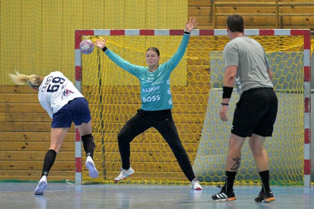 Marie Kristin Weiss (TusSies Metzingen, 12) im Tor im Zweikampf beim 7 Meter mit Antje Doell Union Neckarsulm, 59) TusSies Metzingen vs. Sport-Union Neckarsulm , Handball, Vorbereitung, Testspiel, Saison 2026 2027, 18.07.2026 TusSies Metzingen vs. Sport-Union Neckarsulm , Handball, Vorbereitung, Testspiel, Saison 2026 2027, 18.07.2026 Voehringen *** Marie Kristin Weiss (TusSies Metzingen, No. 12) in goal, in a one-on-one situation during a 7-meter throw against Antje Doell (Sport Union Neckarsulm, No. 59). TusSies Metzingen vs. Sport Union Neckarsulm, Handball, Preseason, Friendly, 2026–2027 Season, July 18, 2026, TusSies Metzingen vs. Sport Union Neckarsulm, Handball, Preseason, Friendly, 2026–2027 Season, July 18, 2026, Voehringen Copyright: xEibner-Pressefotox EP_TBR