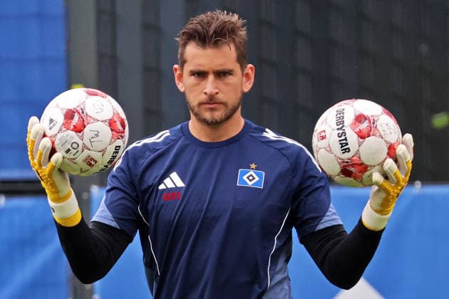 Regionalliga Nord Saison 2026-2027 Testspiel Hamburger SV II - Hobro IK Testspiel Hamburger SV II - Hobro IK auf dem Trainingsplatz am Volksparkstadion Hamburg Julian Pollersbeck trainiert zur Zeit bei der HSV U21, U 21 mit. *** Regionalliga Nord 2026–2027 Season Friendly Match: Hamburger SV II vs. Hobro IK Friendly Match: Hamburger SV II vs. Hobro IK at the training field at Volksparkstadion in Hamburg Julian Pollersbeck is currently training with the HSV U21 team