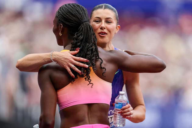 2026 Wanda Diamond League - Novuna London Athletics Meet Amy Hunt of Great Britain congratulates Julien Alfred of Saint Lucia after the Women s 200m event at the Wanda Diamond League meeting at the London Stadium in Stratford, London. United Kingdom  Copyright: xMIxNewsx originalFilename:fletcher-wandadua260718_npbB9.jpg