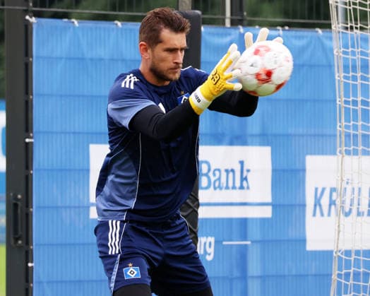 Regionalliga Nord Saison 2026-2027 Testspiel Hamburger SV II - Hobro IK Testspiel Hamburger SV II - Hobro IK auf dem Trainingsplatz am Volksparkstadion Hamburg Julian Pollersbeck trainiert zur Zeit bei der HSV U21, U 21 mit. *** Regionalliga Nord 2026–2027 Season Friendly Match: Hamburger SV II vs. Hobro IK Friendly Match: Hamburger SV II vs. Hobro IK at the training field at Volksparkstadion in Hamburg Julian Pollersbeck is currently training with the HSV U21 team