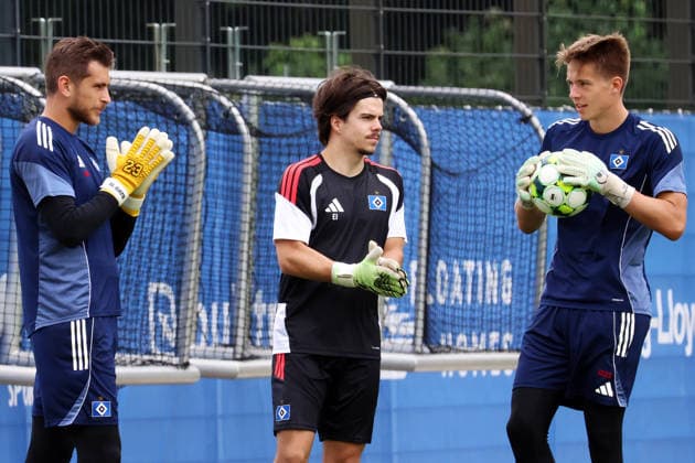 Regionalliga Nord Saison 2026-2027 Testspiel Hamburger SV II - Hobro IK Testspiel Hamburger SV II - Hobro IK auf dem Trainingsplatz am Volksparkstadion Hamburg Julian Pollersbeck, TW-Trainer Erik Ingwers, Colin Poppelbaum (HSV II) *** Regionalliga Nord 2026–2027 Season Friendly Match: Hamburger SV II vs. Hobro IK Friendly Match: Hamburger SV II vs. Hobro IK on the practice field at Volksparkstadion in Hamburg Julian Pollersbeck, Goalkeeper Coach Erik Ingwers, Colin Poppelbaum, HSV II