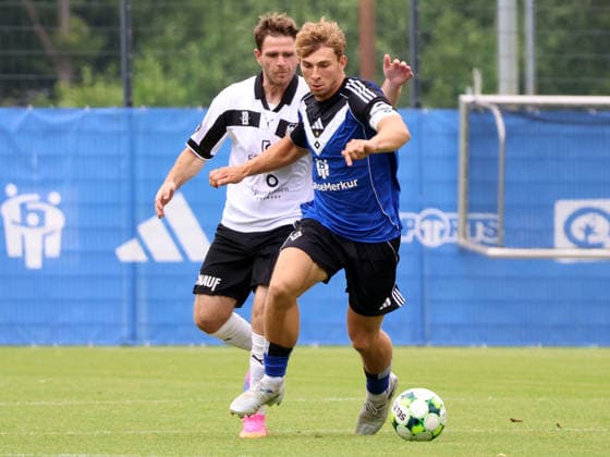Sport Bilder des Tages Regionalliga Nord Saison 2026-2027 Testspiel Hamburger SV II - Hobro IK Testspiel Hamburger SV II - Hobro IK auf dem Trainingsplatz am Volksparkstadion Hamburg v.l.: Soren Andreasen (Hobro IK), Joonas Frenzel (HSV II) *** Regionalliga Nord 2026–2027 Season Friendly Match: Hamburger SV II vs. Hobro IK Friendly Match: Hamburger SV II vs. Hobro IK at the training field at Volksparkstadion in Hamburg (from left): Soren Andreasen (Hobro IK), Joonas Frenzel (HSV II)