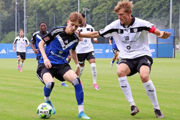 Regionalliga Nord Saison 2026-2027 Testspiel Hamburger SV II - Hobro IK Testspiel Hamburger SV II - Hobro IK auf dem Trainingsplatz am Volksparkstadion Hamburg v.l.: Mads Broecker (HSV II), Frederik Dietz (Hobro IK) *** Regionalliga Nord 2026–2027 Season Friendly Match: Hamburger SV II vs. Hobro IK Friendly Match: Hamburger SV II vs. Hobro IK at the training field at Volksparkstadion in Hamburg (from left): Mads Broecker (HSV II), Frederik Dietz (Hobro IK)