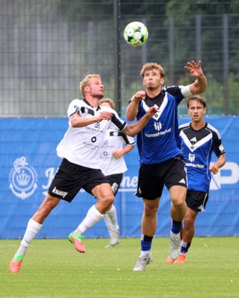 Regionalliga Nord Saison 2026-2027 Testspiel Hamburger SV II - Hobro IK Testspiel Hamburger SV II - Hobro IK auf dem Trainingsplatz am Volksparkstadion Hamburg v.l.L Oliver Klitten (Hobro IK), Joonas Frenzel (HSV II) *** Regionalliga Nord 2026–2027 Season Friendly Match: Hamburger SV II vs. Hobro IK Friendly Match: Hamburger SV II vs. Hobro IK at the training field at Volksparkstadion in Hamburg (from left to right): Oliver Klitten (Hobro IK), Joonas Frenzel (HSV II)