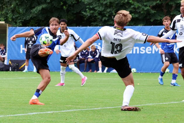Regionalliga Nord Saison 2026-2027 Testspiel Hamburger SV II - Hobro IK Testspiel Hamburger SV II - Hobro IK auf dem Trainingsplatz am Volksparkstadion Hamburg v.l.: Henri Schuemann (HSV II), Frederik Dietz (Hobro IK) *** Regionalliga Nord 2026–2027 Season Friendly Match: Hamburger SV II vs. Hobro IK Friendly Match: Hamburger SV II vs. Hobro IK at the training field at Volksparkstadion in Hamburg; from left: Henri Schuemann (HSV II), Frederik Dietz (Hobro IK)