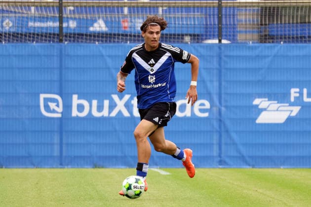 Regionalliga Nord Saison 2026-2027 Testspiel Hamburger SV II - Hobro IK Testspiel Hamburger SV II - Hobro IK auf dem Trainingsplatz am Volksparkstadion Hamburg Alessandro Puzzo (HSV II) *** Regionalliga Nord 2026–2027 Season Friendly Match: Hamburger SV II vs. Hobro IK Friendly Match: Hamburger SV II vs. Hobro IK at the training field at Volksparkstadion in Hamburg Alessandro Puzzo HSV II