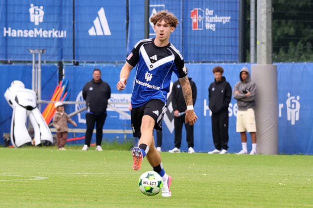 Regionalliga Nord Saison 2026-2027 Testspiel Hamburger SV II - Hobro IK Testspiel Hamburger SV II - Hobro IK auf dem Trainingsplatz am Volksparkstadion Hamburg Davis Rath (HSV II) *** Regionalliga Nord 2026–2027 Season Friendly Match: Hamburger SV II vs. Hobro IK Friendly Match: Hamburger SV II vs. Hobro IK at the training field at Volksparkstadion, Hamburg Davis Rath HSV II