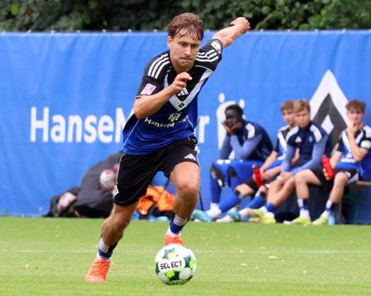 Regionalliga Nord Saison 2026-2027 Testspiel Hamburger SV II - Hobro IK Testspiel Hamburger SV II - Hobro IK auf dem Trainingsplatz am Volksparkstadion Hamburg Henri Schuemann (HSV II) *** Regionalliga Nord 2026–2027 Season Friendly Match: Hamburger SV II vs. Hobro IK Friendly Match: Hamburger SV II vs. Hobro IK at the training field at Volksparkstadion in Hamburg, Henri Schuemann, HSV II