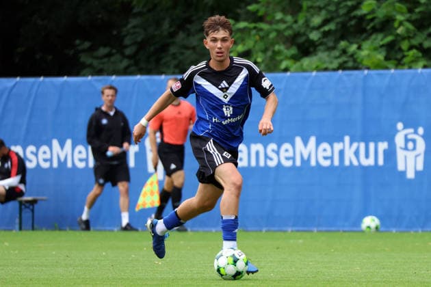 Regionalliga Nord Saison 2026-2027 Testspiel Hamburger SV II - Hobro IK Testspiel Hamburger SV II - Hobro IK auf dem Trainingsplatz am Volksparkstadion Hamburg Dorian Migalic (HSV II) *** Regionalliga Nord 2026–2027 Season Friendly Match: Hamburger SV II vs. Hobro IK Friendly Match: Hamburger SV II vs. Hobro IK at the training field at Volksparkstadion in Hamburg Dorian Migalic HSV II