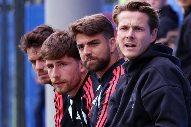 Regionalliga Nord Saison 2026-2027 Testspiel Hamburger SV II - Hobro IK Testspiel Hamburger SV II - Hobro IK auf dem Trainingsplatz am Volksparkstadion Hamburg v.r.: Trainer Lukas Anderer (HSV II), Co-Trainer Sergio Peixoto (HSV II), Co-Trainer Rio Koch (HSV II), Co-Trainer Athletiktrainer Milan Hentrich (HSV II) *** Regionalliga Nord 2026–2027 Season Friendly Match: Hamburger SV II vs. Hobro IK Friendly Match: Hamburger SV II vs. Hobro IK at the training field at Volksparkstadion in Hamburg. From left to right: Head Coach Lukas Anderer (HSV II), Assistant Coach Sergio Peixoto (HSV II), Assistant Coach Rio Koch (HSV II), Assistant Coach and Strength and Conditioning Coach Milan Hentrich (HSV II)