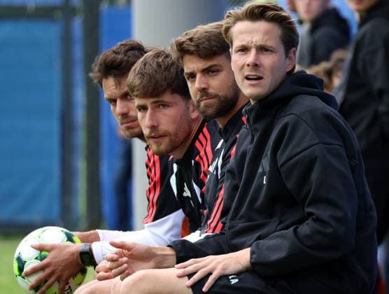 Regionalliga Nord Saison 2026-2027 Testspiel Hamburger SV II - Hobro IK Testspiel Hamburger SV II - Hobro IK auf dem Trainingsplatz am Volksparkstadion Hamburg v.r.: Trainer Lukas Anderer (HSV II), Co-Trainer Sergio Peixoto (HSV II), Co-Trainer Rio Koch (HSV II), Co-Trainer Athletiktrainer Milan Hentrich (HSV II) *** Regionalliga Nord 2026–2027 Season Friendly Match: Hamburger SV II vs. Hobro IK Friendly Match: Hamburger SV II vs. Hobro IK at the training field at Volksparkstadion in Hamburg. From left to right: Head Coach Lukas Anderer (HSV II), Assistant Coach Sergio Peixoto (HSV II), Assistant Coach Rio Koch (HSV II), Assistant Coach and Strength and Conditioning Coach Milan Hentrich (HSV II)