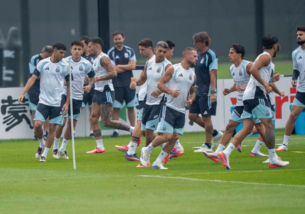 Aufwärmen beim Abschlusstraining FIFA World Cup, WM, Weltmeisterschaft, Fussball 2026: Argentina Training 18 July 2026, Before FIFA World Cup 2026 Finale: Spanien v Argentinien (Final) at Columbia Park Training Facility in Morristown, New Jersey, USA. Photo: Marco Bader *** Warm-up during the final training session for the 2026 FIFA World Cup in Argentina. Training on July 18, 2026, ahead of the 2026 FIFA World Cup final between Spain and Argentina at the Columbia Park Training Facility in Morristown, New Jersey, USA. Photo by Marco Bader Copyright: HMBxMedia xMarcoxBader