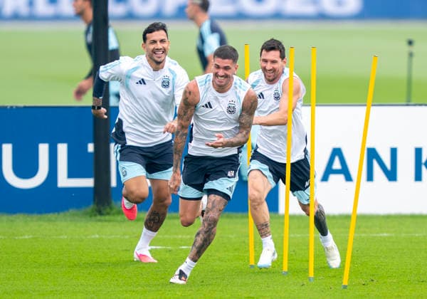Sport Bilder des Tages Lionel Messi (Argentina, 10) und Rodrigo De Paul (Argentina, 7) li. FIFA World Cup, WM, Weltmeisterschaft, Fussball 2026: Argentina Training 18 July 2026, Before FIFA World Cup 2026 Finale: Spanien v Argentinien (Final) at Columbia Park Training Facility in Morristown, New Jersey, USA. Photo: Marco Bader *** Lionel Messi (Argentina, No. 10) and Rodrigo De Paul (Argentina, No. 7) at the 2026 FIFA World Cup Argentina training session on July 18, 2026, ahead of the 2026 FIFA World Cup final between Spain and Argentina at the Columbia Park Training Facility in Morristown, New Jersey, USA. Photo by Marco Bader Copyright: HMBxMedia xMarcoxBader