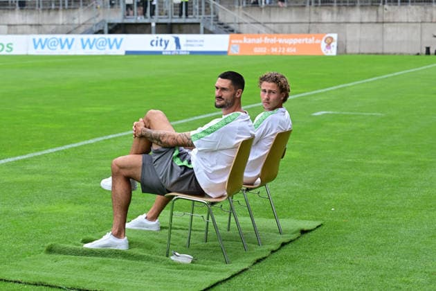 18.07.2026; Wuppertal; Fussball, Herren, Saison 2026 2027, Testspiel Wuppertaler SV vs. Borussia Moenchengladbach v. li. Tim Kleindienst (Gladbach), Hugo Bolin (Gladbach) DFL regulations prohibit any use of photographs as image sequences and or quasi-video. Stadion am Zoo NRW Deutschland *** July 18, 2026 Wuppertal Soccer, Men s, 2026–2027 season, Friendly match: Wuppertaler SV vs. Borussia Mönchengladbach; from left: Tim Kleindienst (Gladbach), Hugo Bolin (Gladbach). DFL regulations prohibit any use of photographs as image sequences and or quasi-video. Stadion am Zoo, North Rhine-Westphalia, Germany