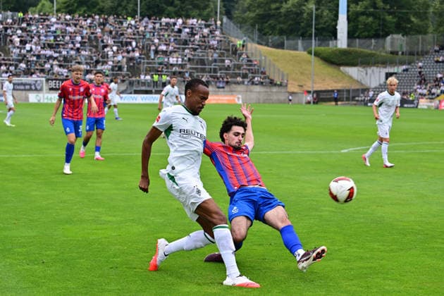 18.07.2026; Wuppertal; Fussball, Herren, Saison 2026 2027, Testspiel Wuppertaler SV vs. Borussia Moenchengladbach Zweikampf zwischen v. li. Nathan Ngoumou (Gladbach), Arian Amyn (Wuppertal) DFL regulations prohibit any use of photographs as image sequences and or quasi-video. Stadion am Zoo NRW Deutschland *** July 18, 2026 Wuppertal Soccer, Men s, 2026–2027 season, Friendly Match: Wuppertaler SV vs. Borussia Mönchengladbach. Head-to-head between (from left) Nathan Ngoumou (Gladbach) and Arian Amyn (Wuppertal). DFL regulations prohibit any use of photographs as image sequences and or quasi-video. Stadion am Zoo, North Rhine-Westphalia, Germany