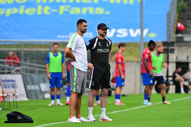 18.07.2026; Wuppertal; Fussball, Herren, Saison 2026 2027, Testspiel Wuppertaler SV vs. Borussia Moenchengladbach Tim Kleindienst (Gladbach, li.) mit Masseur Benedikt Bohnen, re. DFL regulations prohibit any use of photographs as image sequences and or quasi-video. Stadion am Zoo NRW Deutschland *** July 18, 2026 Wuppertal Soccer, Men s, 2026–2027 season, Friendly match: Wuppertaler SV vs. Borussia Mönchengladbach; Tim Kleindienst (Gladbach), left, with masseur Benedikt Bohnen; right. DFL regulations prohibit any use of photographs as image sequences and or quasi-video. Stadion am Zoo, North Rhine-Westphalia, Germany
