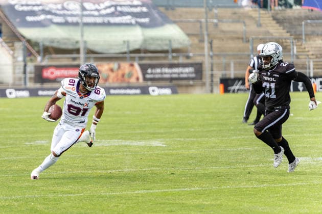 18.07.2026, xdaymx, American Football EFA European Football Alliance, Frankfurt Galaxy - Raiders Tirol, vl. Brevin Easton (Frankfurt Galaxy) setzt sich gegen Jaron Wilson (Raiders Tirol) durch Frankfurt am Main *** July 18, 2026, xdaymx, American Football EFA European Football Alliance, Frankfurt Galaxy vs. Raiders Tirol, vl Brevin Easton Frankfurt Galaxy defeats Jaron Wilson s Raiders Tirol Frankfurt am Main