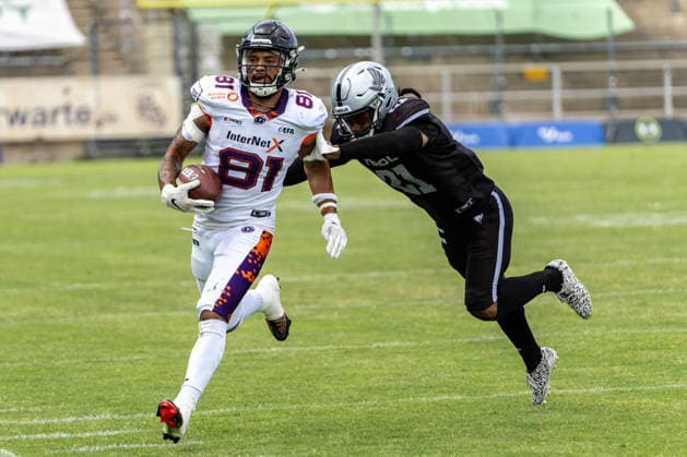 18.07.2026, xdaymx, American Football EFA European Football Alliance, Frankfurt Galaxy - Raiders Tirol, vl. Brevin Easton (Frankfurt Galaxy) setzt sich gegen Jaron Wilson (Raiders Tirol) durch Frankfurt am Main *** July 18, 2026, xdaymx, American Football EFA European Football Alliance, Frankfurt Galaxy vs. Raiders Tirol, vl Brevin Easton Frankfurt Galaxy defeats Jaron Wilson s Raiders Tirol Frankfurt am Main