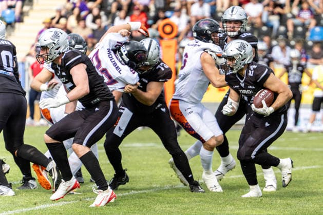 18.07.2026, xdaymx, American Football EFA European Football Alliance, Frankfurt Galaxy - Raiders Tirol, Lukas Haslwanter (Raiders Tirol) setzt sich gegen alle durch Frankfurt am Main *** July 18, 2026, xdaymx, American Football EFA European Football Alliance, Frankfurt Galaxy vs. Raiders Tirol, Lukas Haslwanter: Raiders Tirol Prevails Against All Odds in Frankfurt am Main