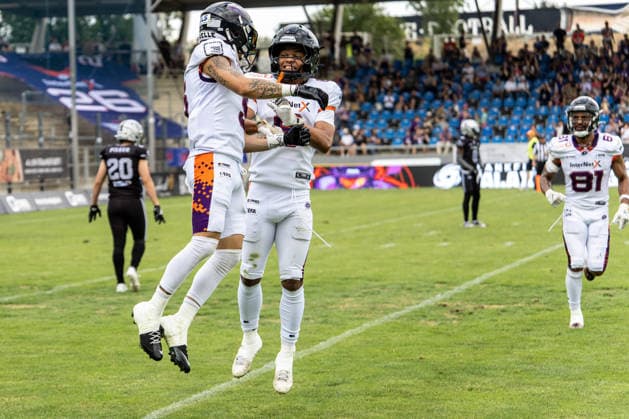 18.07.2026, xdaymx, American Football EFA European Football Alliance, Frankfurt Galaxy - Raiders Tirol, Jubel nach einem Touchdown von Paul Kavadia-Lenhardt mit Tyler Foster und Brevin Easton (Frankfurt Galaxy) Frankfurt am Main *** July 18, 2026, xdaymx, American Football EFA European Football Alliance, Frankfurt Galaxy vs. Raiders Tirol, Celebrations following a touchdown by Paul Kavadia Lenhardt with Tyler Foster and Brevin Easton, Frankfurt Galaxy, Frankfurt am Main