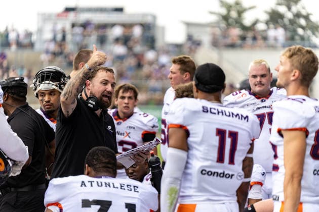 18.07.2026, xdaymx, American Football EFA European Football Alliance, Frankfurt Galaxy - Raiders Tirol, Offensive Coordinator Joe Denney am Seitenrand mit Anweisungen (Frankfurt Galaxy) Frankfurt am Main *** July 18, 2026, xdaymx, American Football EFA European Football Alliance, Frankfurt Galaxy vs. Raiders Tirol, Offensive Coordinator Joe Denney on the sidelines giving instructions, Frankfurt Galaxy, Frankfurt am Main