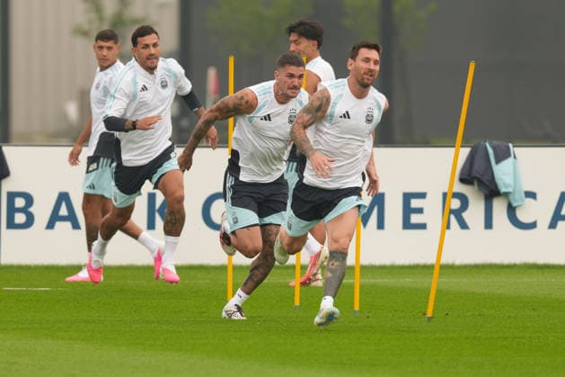 Argentina s Rodrigo De Paul (C) and Lionel Messi (R) take part in a training session at Columbia Park Training Facility, in Morristown, New Jersey, USA, 18 July 2026. Argentina will face Spain in the FIFA World Cup, WM, Weltmeisterschaft, Fussball 2026 final soccer on 19 July. FIFA World Cup 2026 - Final - Spain vs Argentina !ACHTUNG: NUR REDAKTIONELLE NUTZUNG!  Copyright: xAngelxColmenaresx GRAF8743 0862015112st