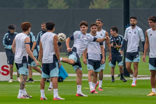 Argentina sJulian Alvarez (C) takes part in a training session at Columbia Park Training Facility, in Morristown, New Jersey, USA, 18 July 2026. Argentina will face Spain in the FIFA World Cup, WM, Weltmeisterschaft, Fussball 2026 final soccer on 19 July. FIFA World Cup 2026 - Final - Spain vs Argentina !ACHTUNG: NUR REDAKTIONELLE NUTZUNG!  Copyright: xAngelxColmenaresx GRAF8749 0862015249st