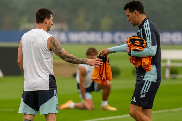 Argentina s Lionel Messi (L) and head coach Lionel Scaloni (R) take part in a training session at Columbia Park Training Facility, in Morristown, New Jersey, USA, 18 July 2026. Argentina will face Spain in the FIFA World Cup, WM, Weltmeisterschaft, Fussball 2026 final soccer on 19 July. FIFA World Cup 2026 - Final - Spain vs Argentina !ACHTUNG: NUR REDAKTIONELLE NUTZUNG!  Copyright: xAngelxColmenaresx GRAF8758 0862015264st