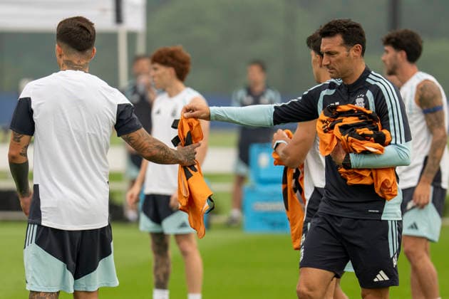 Argentina s Enzo Fernandez (L) and head coach Lionel Scaloni (R) take part in a training session at Columbia Park Training Facility, in Morristown, New Jersey, USA, 18 July 2026. Argentina will face Spain in the FIFA World Cup, WM, Weltmeisterschaft, Fussball 2026 final soccer on 19 July. FIFA World Cup 2026 - Final - Spain vs Argentina !ACHTUNG: NUR REDAKTIONELLE NUTZUNG!  Copyright: xAngelxColmenaresx GRAF8757 0862015276st