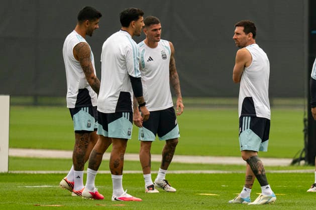Argentina s Lionel Messi (R) takes part in a training session at Columbia Park Training Facility, in Morristown, New Jersey, USA, 18 July 2026. Argentina will face Spain in the FIFA World Cup, WM, Weltmeisterschaft, Fussball 2026 final soccer on 19 July. FIFA World Cup 2026 - Final - Spain vs Argentina !ACHTUNG: NUR REDAKTIONELLE NUTZUNG!  Copyright: xAngelxColmenaresx GRAF8751 0862015341st
