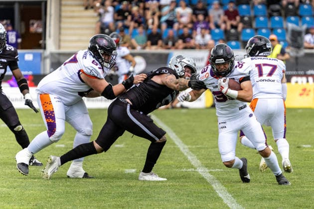 18.07.2026, xdaymx, American Football EFA European Football Alliance, Frankfurt Galaxy - Raiders Tirol, Juri Sievers (Frankfurt Galaxy) setzt sich im Laufduell durch Frankfurt am Main *** July 18, 2026, xdaymx, American Football EFA European Football Alliance, Frankfurt Galaxy vs. Raiders Tirol, Juri Sievers: Frankfurt Galaxy Prevails in a Running Duel, Frankfurt am Main