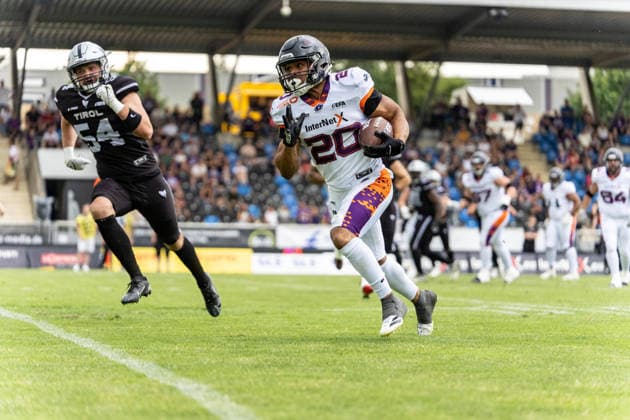 18.07.2026, xdaymx, American Football EFA European Football Alliance, Frankfurt Galaxy - Raiders Tirol, Gerald Ameln (Frankfurt Galaxy) setzt sich gegen Felix Salonen (Raiders Tirol) durch Frankfurt am Main *** July 18, 2026, xdaymx, American Football EFA European Football Alliance, Frankfurt Galaxy vs. Raiders Tirol, Gerald Ameln Frankfurt Galaxy defeats Felix Salonen s Raiders Tirol Frankfurt am Main