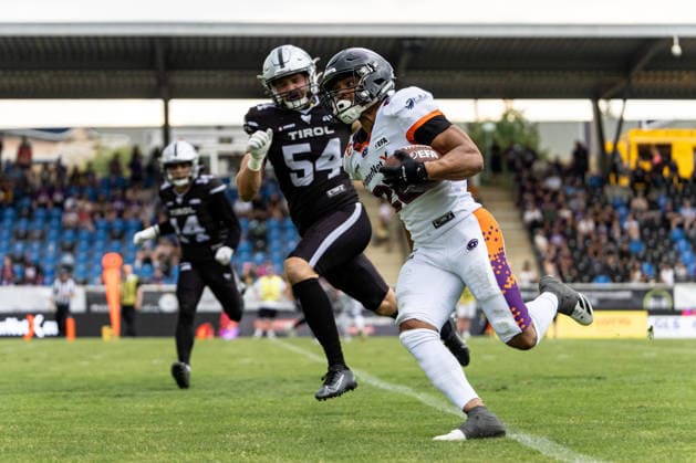 18.07.2026, xdaymx, American Football EFA European Football Alliance, Frankfurt Galaxy - Raiders Tirol, Gerald Ameln (Frankfurt Galaxy) setzt sich gegen Felix Salonen (Raiders Tirol) durch Frankfurt am Main *** July 18, 2026, xdaymx, American Football EFA European Football Alliance, Frankfurt Galaxy vs. Raiders Tirol, Gerald Ameln Frankfurt Galaxy defeats Felix Salonen s Raiders Tirol Frankfurt am Main
