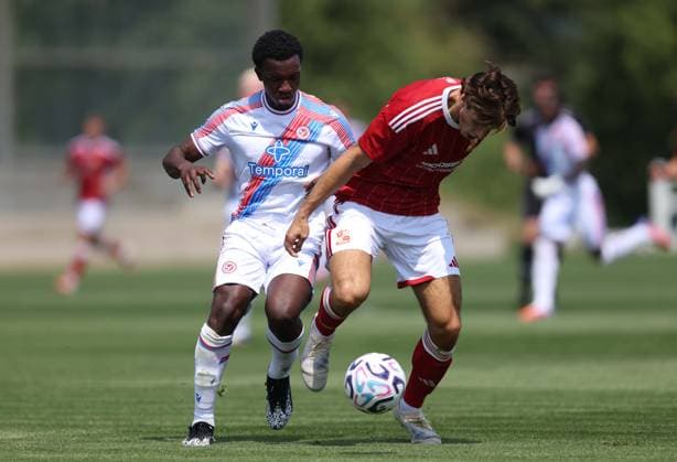 Pre Season Friendly - Crystal Palace v Swindon Town LONDON, ENGLAND, JULY 18: Eddie Nketiah of Crystal Palace battles for the ball during the Pre Season Friendly match between Crystal Palace FC v Swindon Town FC at Crystal Palace Training Ground, Beckenham, London, on 18 July. (Photo by Daniel Weir) London Crystal Palace Training Ground United Kingdom Copyright: xDanielxWeir SportsxPressxPhotox Sportspressphoto_SPR192624