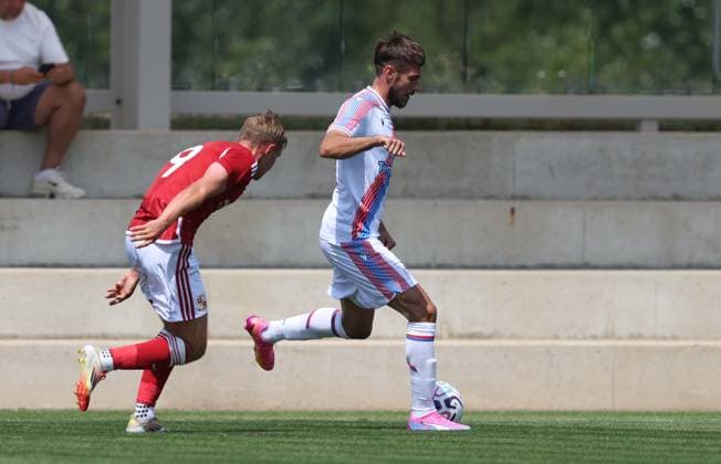 Pre Season Friendly - Crystal Palace v Swindon Town LONDON, ENGLAND, JULY 18: Oscar Mingueza of Crystal Palace on the ball during the Pre Season Friendly match between Crystal Palace FC v Swindon Town FC at Crystal Palace Training Ground, Beckenham, London, on 18 July. (Photo by Daniel Weir) London Crystal Palace Training Ground United Kingdom Copyright: xDanielxWeir SportsxPressxPhotox Sportspressphoto_SPR192637
