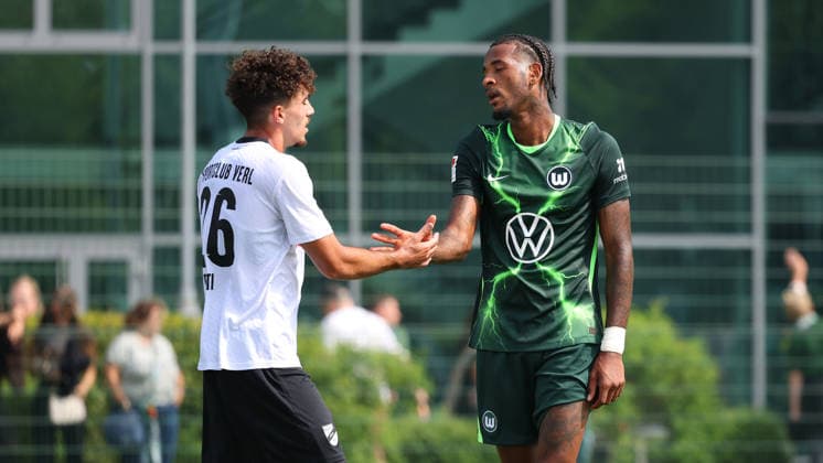VfL vs Verl, Testspiel Wolfsburg, 18.07.2026, Fußball, Herren, Saison 2026 2027, 2. BL, VfL Wolfsburg vs SC Verl, Testspiel, Antonio Foti (Verl), Cleiton Santana dos Santos (VfL Wolfsburg) Niedersachsen Deutschland *** VfL vs. Verl, Friendly Match, Wolfsburg, July 18, 2026, Soccer, Men s, 2026–2027 Season, 2. Bundesliga, VfL Wolfsburg vs. SC Verl, Friendly Match, Antonio Foti (Verl), Cleiton Santana dos Santos (VfL Wolfsburg), Lower Saxony, Germany
