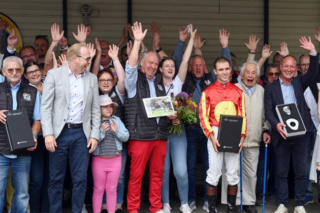 18.07.2026, Bad Harzburg, Niedersachsen, GER - Siegerehrung: Nauplia mit Thore Hammer-Hansen gewinnt. Galopprennbahn Bad Harzburg, Weisser Stein. (Siegerehrung, Nauplia, Hammer-Hansen, Sieg) 260718FS975BAD_HARZBURG.JPG *** July 18, 2026, Bad Harzburg, Lower Saxony, GER Award Ceremony: Nauplia with Thore Hammer Hansen Wins at the Bad Harzburg Racetrack, Weisser Stein Award Ceremony, Nauplia, Hammer Hansen, Victory 260718FS975BAD HARZBURG JPG